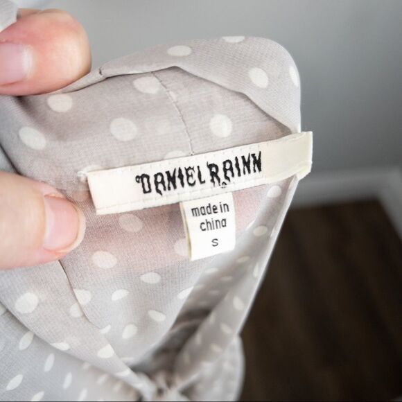 Daniel Rainn Grey Polka Dot Neck Tie Sleeveless Blouse Size Small Sheer Neutral - Picture 7 of 8